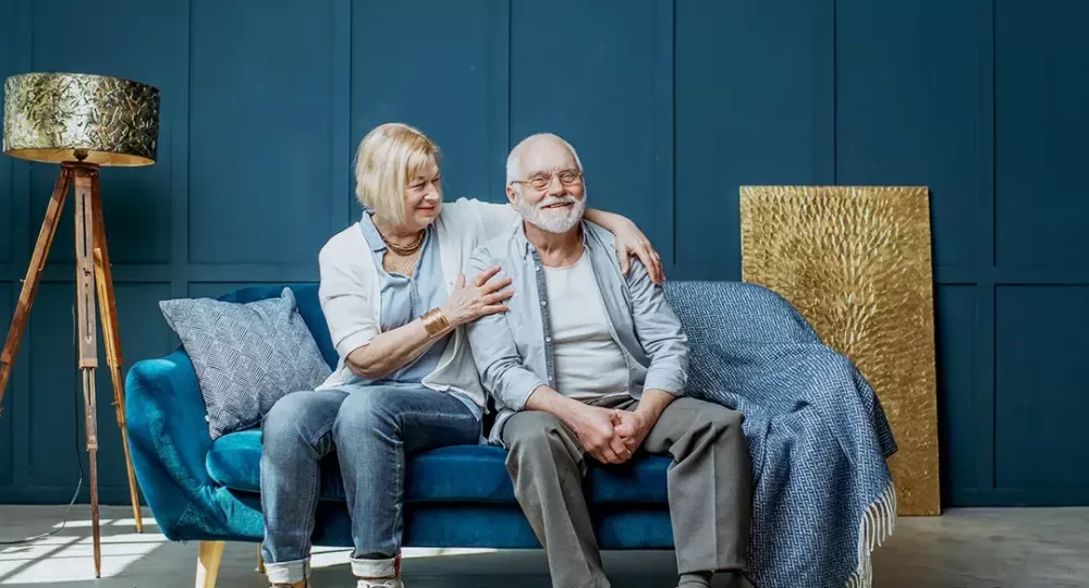 Arquitectura para adultos mayores. En la imagen vemos a dos ancianos en su hogar.