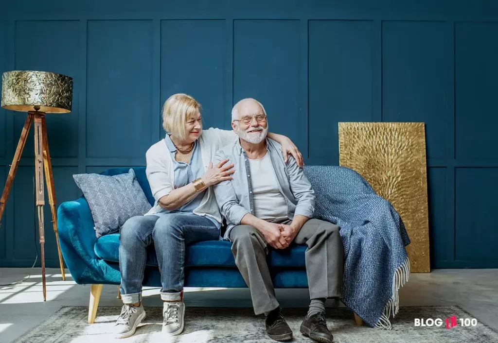 Arquitectura para adultos mayores. En la imagen vemos a dos ancianos en su hogar.