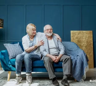 Arquitectura para adultos mayores. En la imagen vemos a dos ancianos en su hogar.