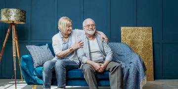 Arquitectura para adultos mayores. En la imagen vemos a dos ancianos en su hogar.