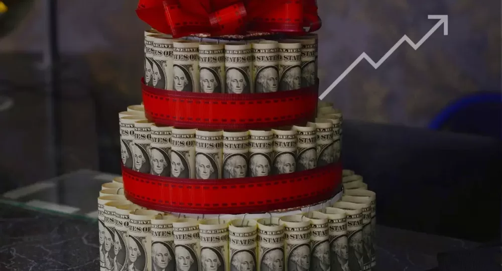 PASTEL DE BILLETES CON MOÑO ROJO Y FLECHA DE CRECIIENTO QUE FESTEJA EL AUMENTO AL SALARIO MMÍNIMO EN MÉXICO PARA 2024: ...