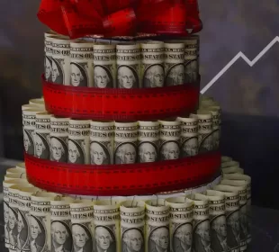 PASTEL DE BILLETES CON MOÑO ROJO Y FLECHA DE CRECIIENTO QUE FESTEJA EL AUMENTO AL SALARIO MMÍNIMO EN MÉXICO PARA 2024: ...