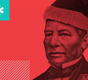 Fondo rojo y un billete de benito juarez con gorro navideños: ...