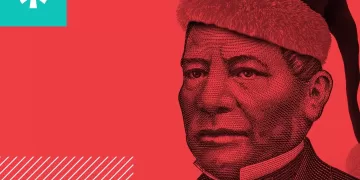 Fondo rojo y un billete de benito juarez con gorro navideños: ...