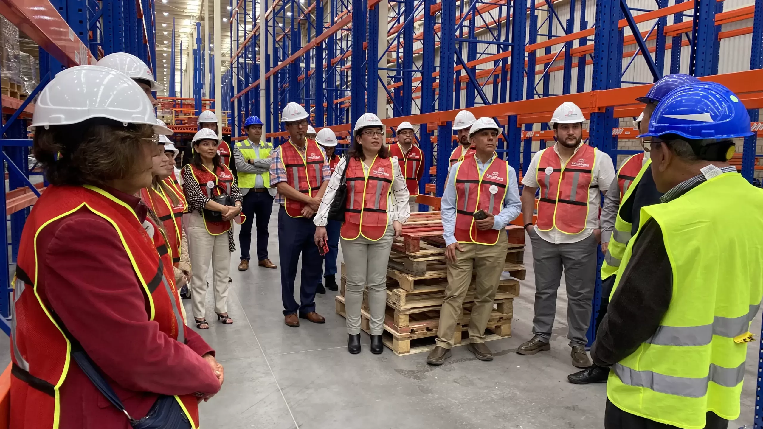 Recorrido por bodegas durante la entrega de Ferran V