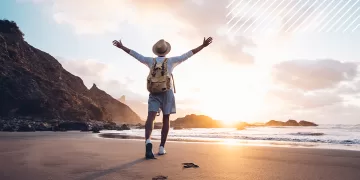 Un hombre en la playa disfruta de los beneficios de invertir en inmuebles vacacionales